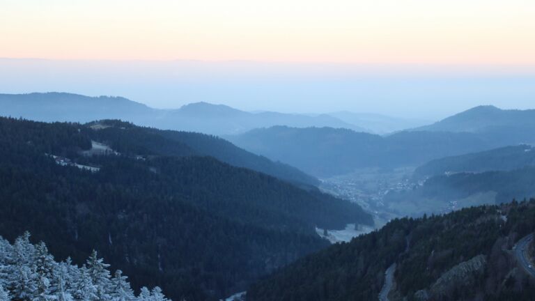 Dieses Bild zeigt eine Webcam-Aufnahme vom Achertal, aufgenommen am Samstag, den 27.12.2025 um 08:30 Uhr. Die Temperatur betrug 2°C.