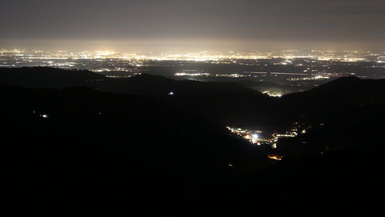 Dieses Bild zeigt eine Webcam-Aufnahme vom Achertal, aufgenommen am Dienstag, den 11.11.2025 um 19:30 Uhr. Die Temperatur betrug 7.7°C.