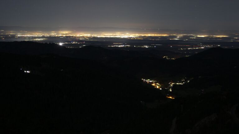 Dieses Bild zeigt eine Webcam-Aufnahme vom Achertal, aufgenommen am Mittwoch, den 12.11.2025 um 02:30 Uhr. Die Temperatur betrug 9.5°C.