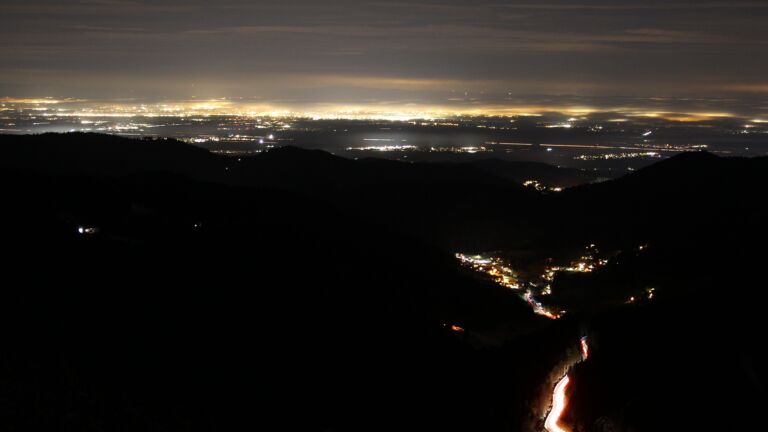 Dieses Bild zeigt eine Webcam-Aufnahme vom Achertal, aufgenommen am Dienstag, den 02.12.2025 um 06:00 Uhr. Die Temperatur betrug 1.6°C.