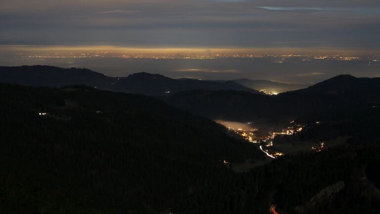 Dieses Bild zeigt eine Webcam-Aufnahme vom Achertal, aufgenommen am Mittwoch, den 03.12.2025 um 17:50 Uhr. Die Temperatur betrug 4.5°C.