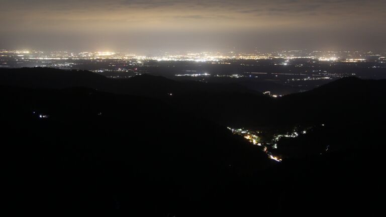 Dieses Bild zeigt eine Webcam-Aufnahme vom Achertal, aufgenommen am Freitag, den 22.08.2025 um 22:10 Uhr. Die Temperatur betrug 10.4°C.