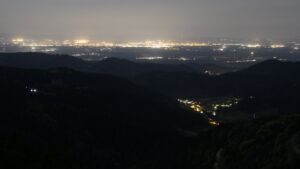 Dieses Bild zeigt eine Webcam-Aufnahme vom Achertal, aufgenommen am Dienstag, den 28.04.2026 um 01:00 Uhr. Die Temperatur betrug 9.8°C.