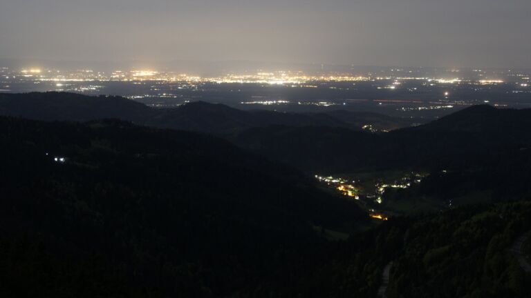 Dieses Bild zeigt eine Webcam-Aufnahme vom Achertal, aufgenommen am Dienstag, den 28.04.2026 um 01:00 Uhr. Die Temperatur betrug 9.8°C.