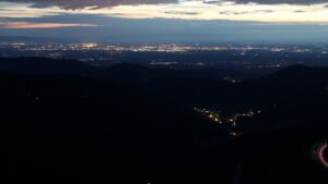 Dieses Bild zeigt eine Webcam-Aufnahme vom Achertal, aufgenommen am Dienstag, den 22.04.2025 um 21:20 Uhr. Die Temperatur betrug 9.3°C.