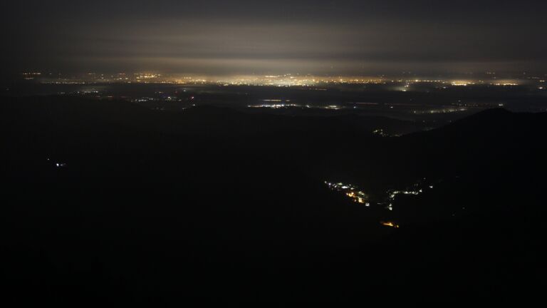 Dieses Bild zeigt eine Webcam-Aufnahme vom Achertal, aufgenommen am Mittwoch, den 01.10.2025 um 01:30 Uhr. Die Temperatur betrug 5.5°C.