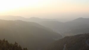 Dieses Bild zeigt eine Webcam-Aufnahme vom Achertal, aufgenommen am Mittwoch, den 04.03.2026 um 17:50 Uhr. Die Temperatur betrug 7.6°C.