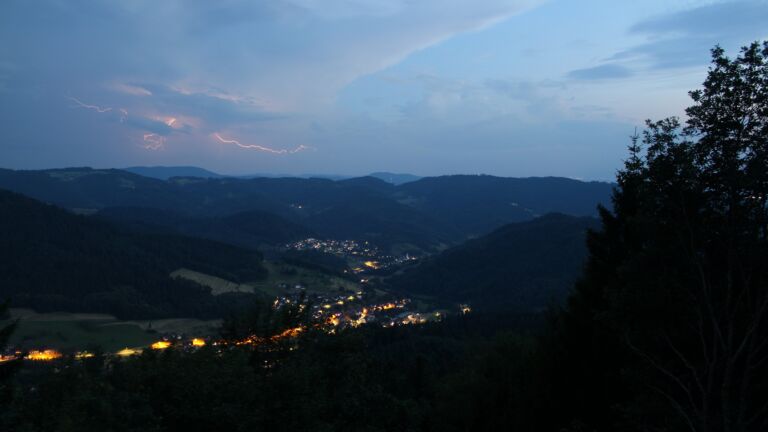 Dieses Bild zeigt eine Webcam-Aufnahme vom Achertal, aufgenommen am Dienstag, den 30.06.2026 um 22:30 Uhr. Die Temperatur betrug 21.6°C.