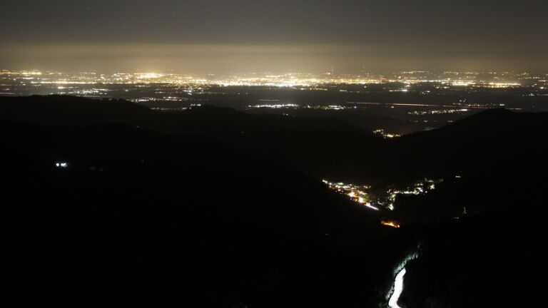 Dieses Bild zeigt eine Webcam-Aufnahme vom Achertal, aufgenommen am Donnerstag, den 12.03.2026 um 22:30 Uhr. Die Temperatur betrug 3.7°C.