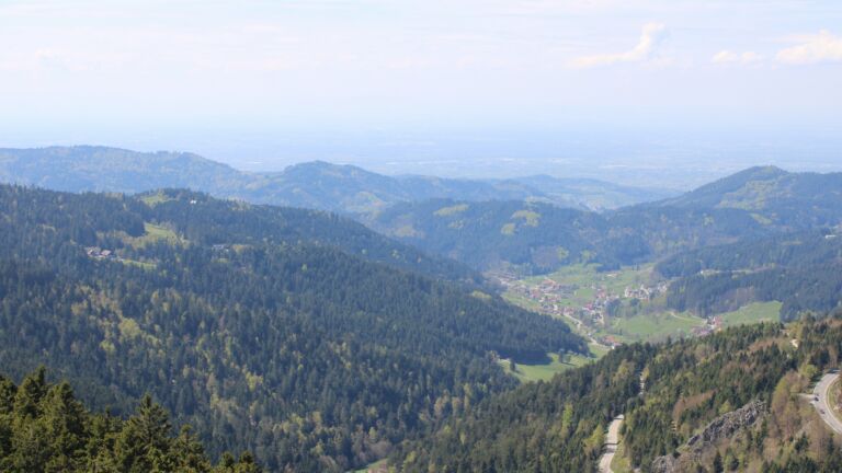 Dieses Bild zeigt eine Webcam-Aufnahme vom Achertal, aufgenommen am Samstag, den 18.04.2026 um 14:10 Uhr. Die Temperatur betrug 15.5°C.