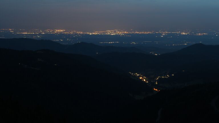 Dieses Bild zeigt eine Webcam-Aufnahme vom Achertal, aufgenommen am Sonntag, den 22.06.2025 um 22:40 Uhr. Die Temperatur betrug 22.9°C.