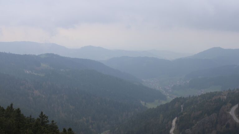 Dieses Bild zeigt eine Webcam-Aufnahme vom Achertal, aufgenommen am Dienstag, den 14.04.2026 um 16:20 Uhr. Die Temperatur betrug 5.7°C.