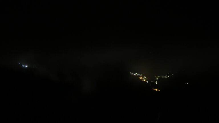 Dieses Bild zeigt eine Webcam-Aufnahme vom Achertal, aufgenommen am Donnerstag, den 23.10.2025 um 04:00 Uhr. Die Temperatur betrug 9.8°C.