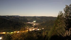 Dieses Bild zeigt eine Webcam-Aufnahme vom Achertal, aufgenommen am Dienstag, den 27.10.2026 um 19:30 Uhr. Die Temperatur betrug 14.6°C.