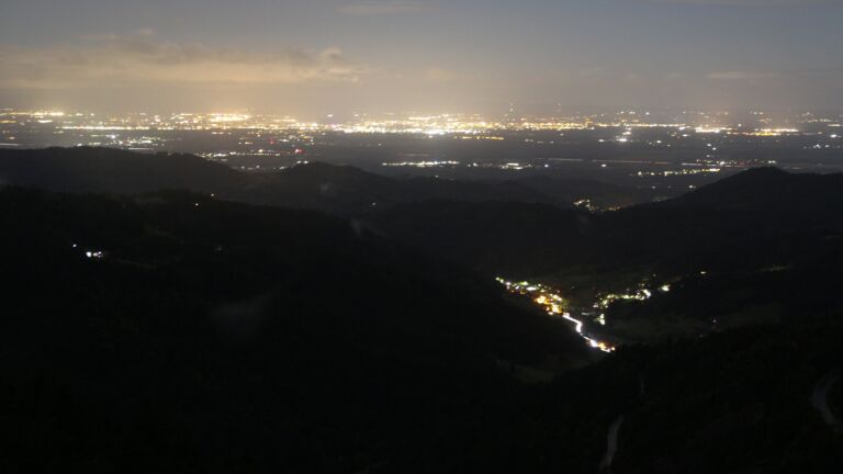 Dieses Bild zeigt eine Webcam-Aufnahme vom Achertal, aufgenommen am Samstag, den 04.10.2025 um 23:30 Uhr. Die Temperatur betrug 2.9°C.