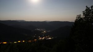 Dieses Bild zeigt eine Webcam-Aufnahme vom Achertal, aufgenommen am Donnerstag, den 30.07.2026 um 04:10 Uhr. Die Temperatur betrug 26°C.