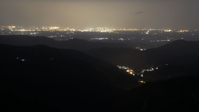 Dieses Bild zeigt eine Webcam-Aufnahme vom Achertal, aufgenommen am Donnerstag, den 05.06.2025 um 23:10 Uhr. Die Temperatur betrug 12°C.