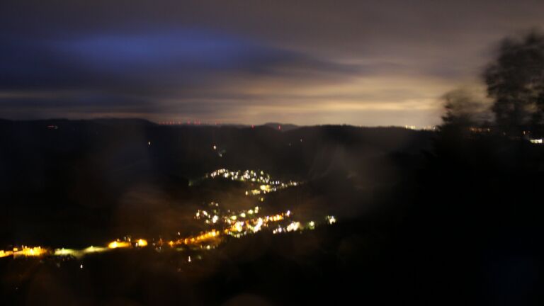 Dieses Bild zeigt eine Webcam-Aufnahme vom Achertal, aufgenommen am Freitag, den 12.06.2026 um 22:50 Uhr. Die Temperatur betrug 12.9°C.