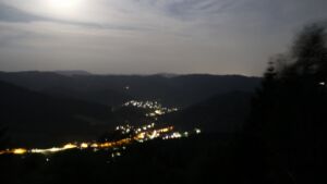 Dieses Bild zeigt eine Webcam-Aufnahme vom Achertal, aufgenommen am Donnerstag, den 25.06.2026 um 23:40 Uhr. Die Temperatur betrug 27.9°C.