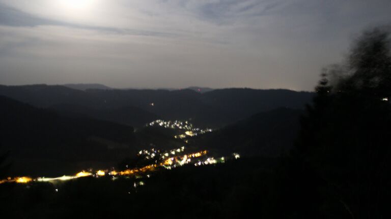 Dieses Bild zeigt eine Webcam-Aufnahme vom Achertal, aufgenommen am Donnerstag, den 25.06.2026 um 23:40 Uhr. Die Temperatur betrug 27.9°C.