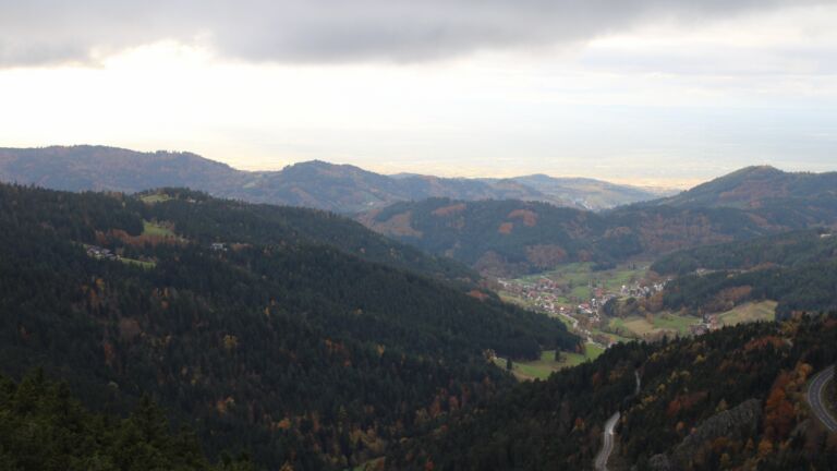 Dieses Bild zeigt eine Webcam-Aufnahme vom Achertal, aufgenommen am Dienstag, den 28.10.2025 um 16:20 Uhr. Die Temperatur betrug 5.4°C.