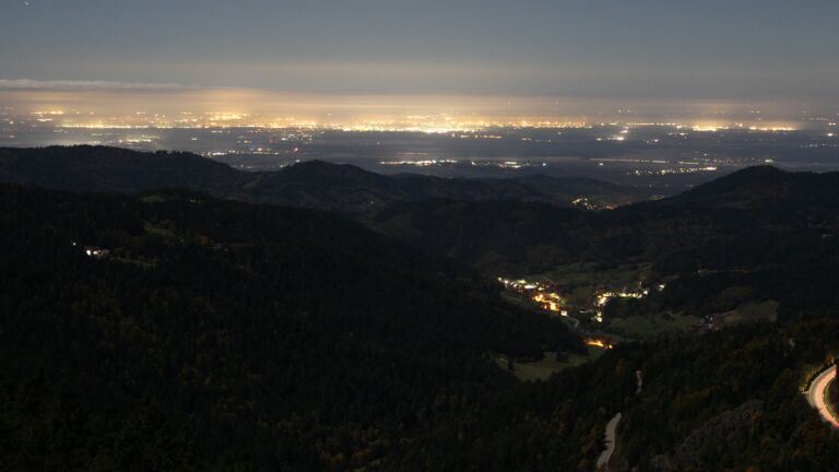 Dieses Bild zeigt eine Webcam-Aufnahme vom Achertal, aufgenommen am Freitag, den 10.10.2025 um 03:00 Uhr. Die Temperatur betrug 8.9°C.