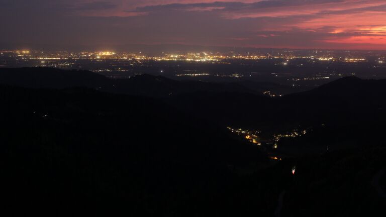 Dieses Bild zeigt eine Webcam-Aufnahme vom Achertal, aufgenommen am Dienstag, den 28.04.2026 um 21:30 Uhr. Die Temperatur betrug 11.7°C.