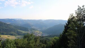 Dieses Bild zeigt eine Webcam-Aufnahme vom Achertal, aufgenommen am Mittwoch, den 29.07.2026 um 19:20 Uhr. Die Temperatur betrug 33.4°C.