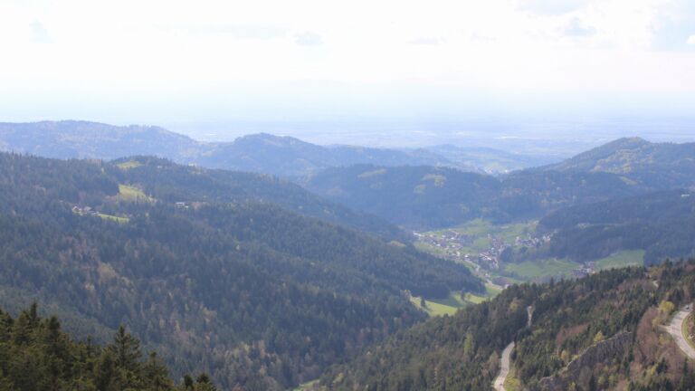 Dieses Bild zeigt eine Webcam-Aufnahme vom Achertal, aufgenommen am Donnerstag, den 16.04.2026 um 16:50 Uhr. Die Temperatur betrug 12.2°C.