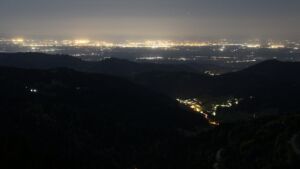 Dieses Bild zeigt eine Webcam-Aufnahme vom Achertal, aufgenommen am Samstag, den 25.04.2026 um 23:30 Uhr. Die Temperatur betrug 10.8°C.