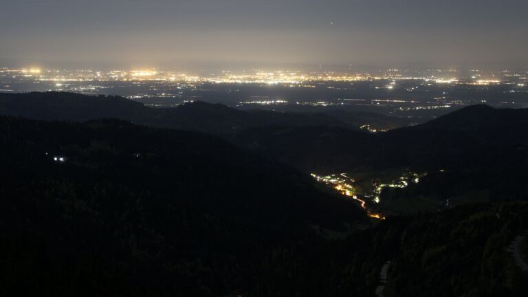 Dieses Bild zeigt eine Webcam-Aufnahme vom Achertal, aufgenommen am Samstag, den 25.04.2026 um 23:30 Uhr. Die Temperatur betrug 10.8°C.