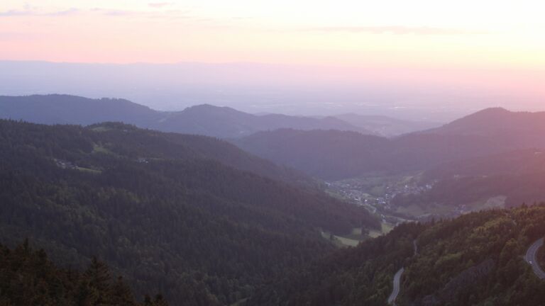 Dieses Bild zeigt eine Webcam-Aufnahme vom Achertal, aufgenommen am Sonntag, den 18.05.2025 um 21:00 Uhr. Die Temperatur betrug 10.4°C.