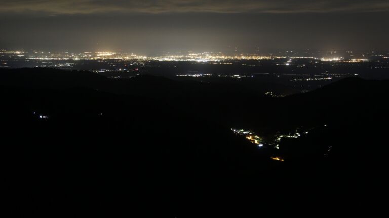 Dieses Bild zeigt eine Webcam-Aufnahme vom Achertal, aufgenommen am Montag, den 25.08.2025 um 00:30 Uhr. Die Temperatur betrug 11.1°C.