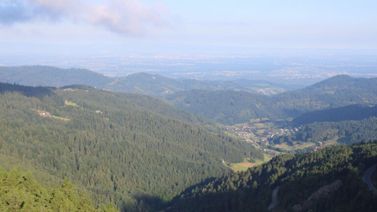 Dieses Bild zeigt eine Webcam-Aufnahme vom Achertal, aufgenommen am Samstag, den 28.06.2025 um 07:40 Uhr. Die Temperatur betrug 22.4°C.