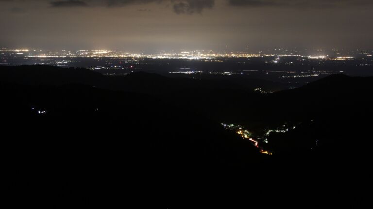 Dieses Bild zeigt eine Webcam-Aufnahme vom Achertal, aufgenommen am Freitag, den 01.08.2025 um 00:30 Uhr. Die Temperatur betrug 14°C.