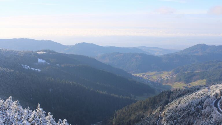 Dieses Bild zeigt eine Webcam-Aufnahme vom Achertal, aufgenommen am Donnerstag, den 27.11.2025 um 14:20 Uhr. Die Temperatur betrug -0.5°C.