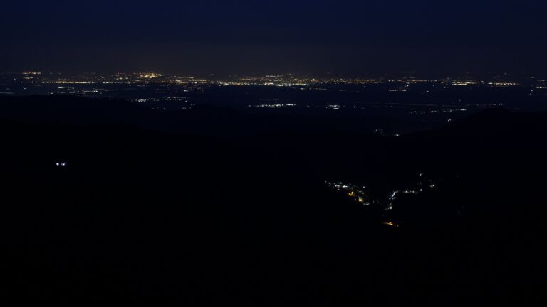 Dieses Bild zeigt eine Webcam-Aufnahme vom Achertal, aufgenommen am Freitag, den 20.03.2026 um 05:30 Uhr. Die Temperatur betrug 2.4°C.