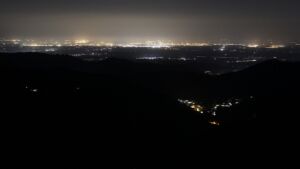 Dieses Bild zeigt eine Webcam-Aufnahme vom Achertal, aufgenommen am Montag, den 19.05.2025 um 00:30 Uhr. Die Temperatur betrug 9.4°C.