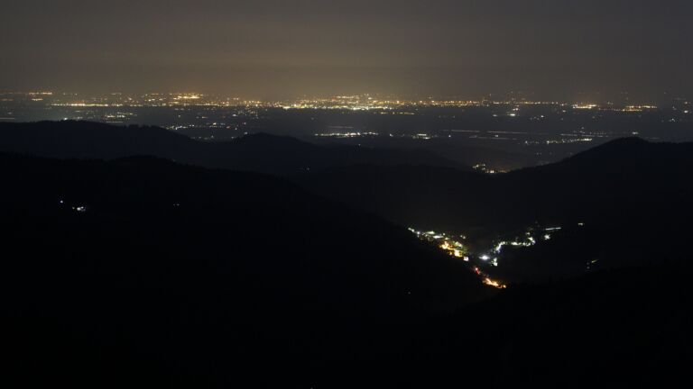 Dieses Bild zeigt eine Webcam-Aufnahme vom Achertal, aufgenommen am Donnerstag, den 12.06.2025 um 23:50 Uhr. Die Temperatur betrug 19.6°C.
