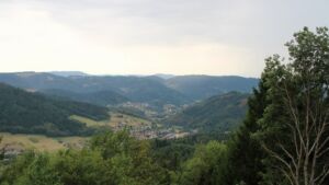 Dieses Bild zeigt eine Webcam-Aufnahme vom Achertal, aufgenommen am Samstag, den 15.08.2026 um 13:50 Uhr. Die Temperatur betrug 27.9°C.