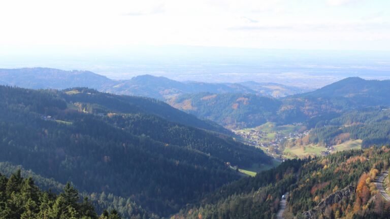 Dieses Bild zeigt eine Webcam-Aufnahme vom Achertal, aufgenommen am Donnerstag, den 30.10.2025 um 14:00 Uhr. Die Temperatur betrug 6.4°C.