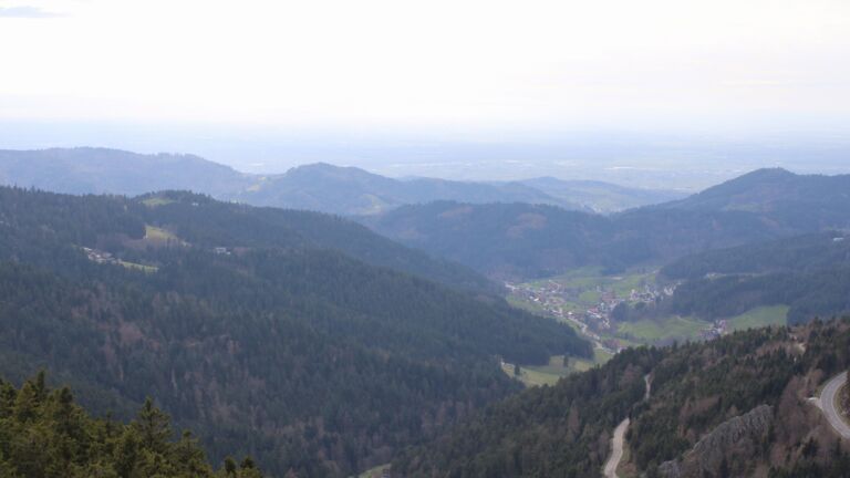 Dieses Bild zeigt eine Webcam-Aufnahme vom Achertal, aufgenommen am Sonntag, den 05.04.2026 um 17:30 Uhr. Die Temperatur betrug 10.5°C.