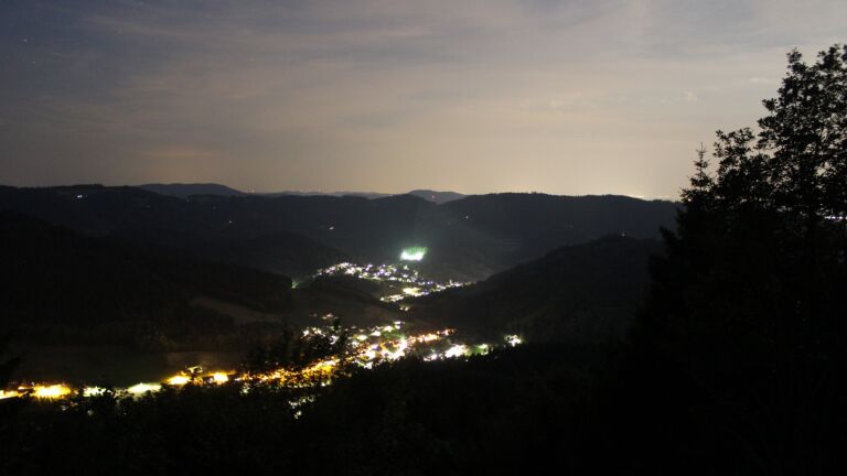 Dieses Bild zeigt eine Webcam-Aufnahme vom Achertal, aufgenommen am Samstag, den 20.06.2026 um 23:40 Uhr. Die Temperatur betrug 26.5°C.