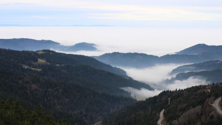 Dieses Bild zeigt eine Webcam-Aufnahme vom Achertal, aufgenommen am Dienstag, den 16.12.2025 um 14:20 Uhr. Die Temperatur betrug 11.2°C.