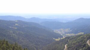 Dieses Bild zeigt eine Webcam-Aufnahme vom Achertal, aufgenommen am Mittwoch, den 02.07.2025 um 17:50 Uhr. Die Temperatur betrug 27.9°C.