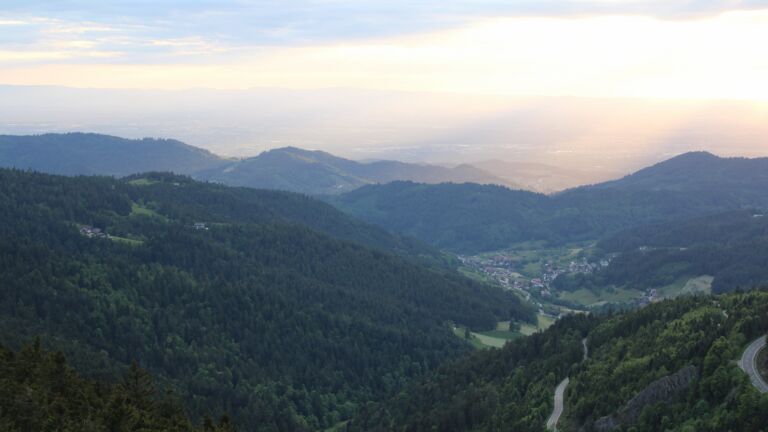 Dieses Bild zeigt eine Webcam-Aufnahme vom Achertal, aufgenommen am Freitag, den 16.05.2025 um 20:30 Uhr. Die Temperatur betrug 9.7°C.