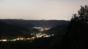 Dieses Bild zeigt eine Webcam-Aufnahme vom Achertal, aufgenommen am Samstag, den 25.07.2026 um 22:50 Uhr. Die Temperatur betrug 23°C.