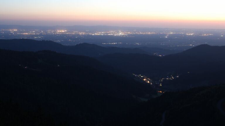 Dieses Bild zeigt eine Webcam-Aufnahme vom Achertal, aufgenommen am Donnerstag, den 15.05.2025 um 22:00 Uhr. Die Temperatur betrug 7.6°C.