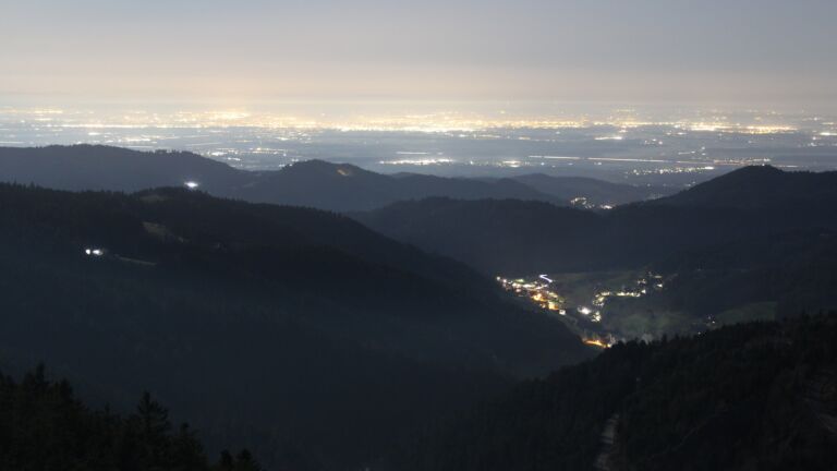 Dieses Bild zeigt eine Webcam-Aufnahme vom Achertal, aufgenommen am Donnerstag, den 05.03.2026 um 05:40 Uhr. Die Temperatur betrug 5.1°C.