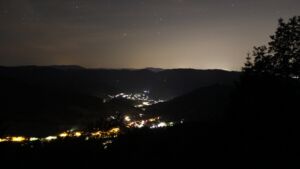 Dieses Bild zeigt eine Webcam-Aufnahme vom Achertal, aufgenommen am Sonntag, den 21.06.2026 um 02:40 Uhr. Die Temperatur betrug 24.2°C.